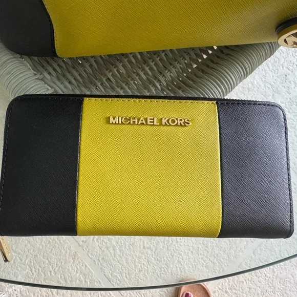 Michael Kors Jet Set Travel Center Saffiano Leather Tote & Wallet NWOT - Picture 15 of 16